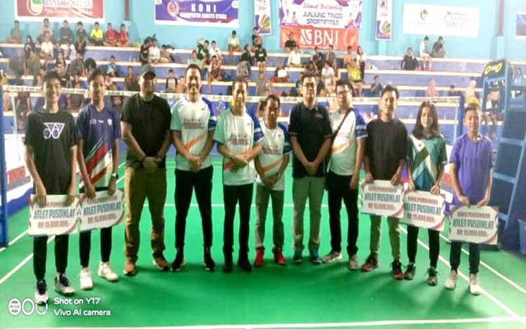 Para atlet penerima bea pusdiklat foto bersama dengan Pj Bupati Barito Utara usai pembukaan kejuaraan bulu tangkis Pj Bupati Barito Utara 2024 di GOR Panglima Batur.(foto: Dhani)