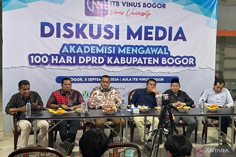 Diskusi publik mengawal 100 hari kerja DPRD Kabupaten Bogor di Bojonggede, Bogor, Jawa Barat, Kamis (5/9/2024). ANTARA/M Fikri Setiawan.