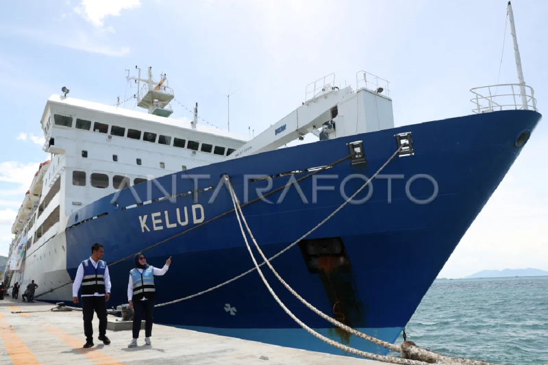 Direktur Keuangan dan Manajemen Risiko PT PELNI (Persero) Anik Hidayati (kanan) melihat KM Kelud yang bersandar di Pelabuhan Malahayati untuk dijadikan hotel terapung Pekan Olahraga Nasional (PON) XXI Aceh-Sumut di Krueng Raya, Aceh Besar, Aceh, Rabu (4/9/2024). (ANTARA FOTO/Irwansyah Putra)