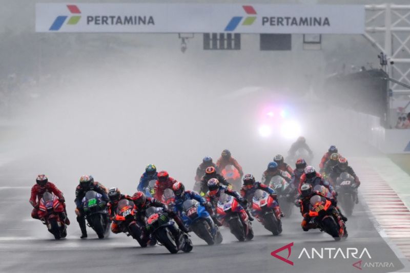 Arsip - Sejumlah pembalap melaju saat balapan MotoGP seri Pertamina Grand Prix of Indonesia di Pertamina Mandalika International Street Circuit, Lombok Tengah, NTB, Minggu (20/3/2022). Pembalap Red Bull KTM Factory Racing Miguel Oliveira berhasil menjadi juara pertama diikuti pembalap Monster Energy Yamaha Fabio Quartararo dan pembalap Pramac Racing Johann Zarco. ANTARA FOTO/Andika Wahyu/foc. (1)