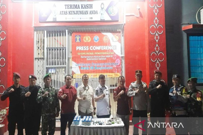 Kepala Divisi Pemasyarakatan Kemenkumham Kalsel Said Mahdar merilis hasil razia di Lapas Banjarbaru, Kamis (5/9/2024). (ANTARA/Firman)