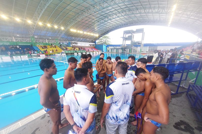 Tim polo air putra Jawa Barat berkumpul usai memenangi laga pertama 18-13 atas Jambi pada Pekan Olahraga Nasional (PON) XXI/2024 Aceh-Sumut di Kolam Renang Selayang, Medan, Kamis (5/9/2024). (ANTARA/Muhammad Ramdan)