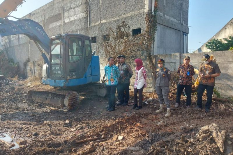 Wali Kota Jakarta Selatan Munjirin meninjau tempat pembuangan sampah (TPS) ilegal di Jalan M Saidi, Kelurahan Petukangan Selatan, Kecamatan Pesanggrahan, Jakarta, Kamis (5/9/2024) ANTARA/HO-Kominfotik Jakarta Selatan