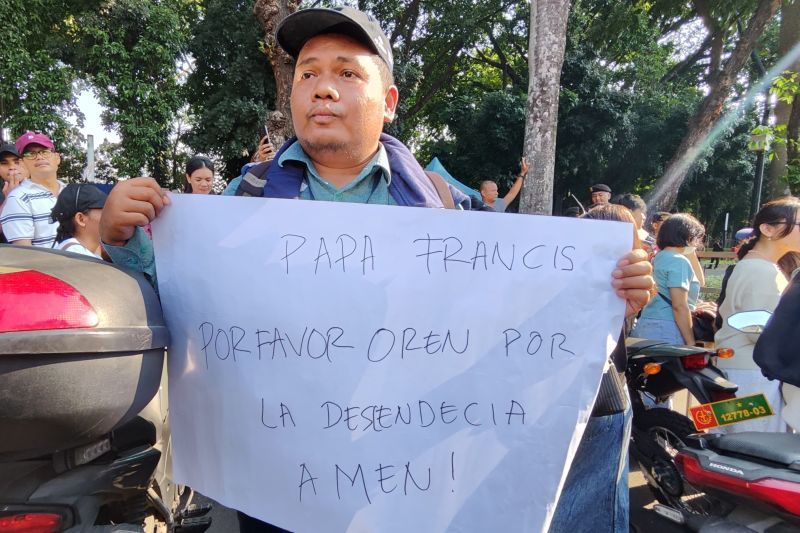 Pria asal Medan, Sumatera Utara, Antonio Marro Sipayung yang kini sedang kuliah S3 di Institut Pertanian Bogor (IPB), mendatangi Gelora Bung Karno (GBK) untuk meminta doa Paus Fransiskus agar diberikan keturunan, Kamis (5/9/2024). ANTARA/Dokumentasi Pribadi