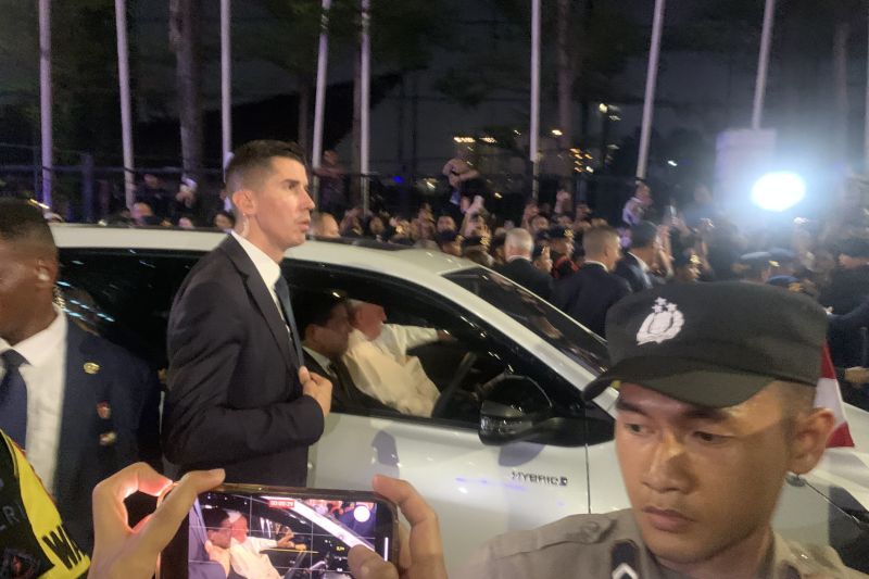 Paus Fransiskus santai menyapa umat Katolik yang menungu dirinya melintas di Jalan Pintu Senayan I Jakarta Pusat usai misa akbar di Stadion Gelora Bung Karno, Kamis malam (5/9/2024).ANTARA/Mario Sofia Nasution