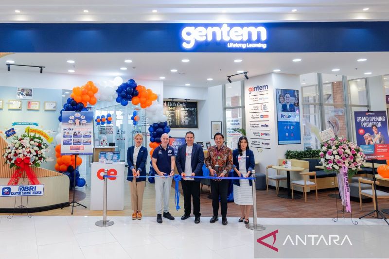Dari kiri ke kanan: Direktur Wall Street English Indonesia Felicia Tandiyono, Co Founder of CURIOOkids International Richard Giddings, Founder of Gentem Group Kish Gill, Senior General Manager of AEON Mall Deltamas Takayuki Akaho, dan Area Manager Gentem Integrated Center Cikarang Fellucia M. Mayukari saat peresmian pembukaan gerai di Mal Aeon Deltamas Cikarang, Kamis (4/9/2024). ANTARA/Pradita Kurniawan Syah