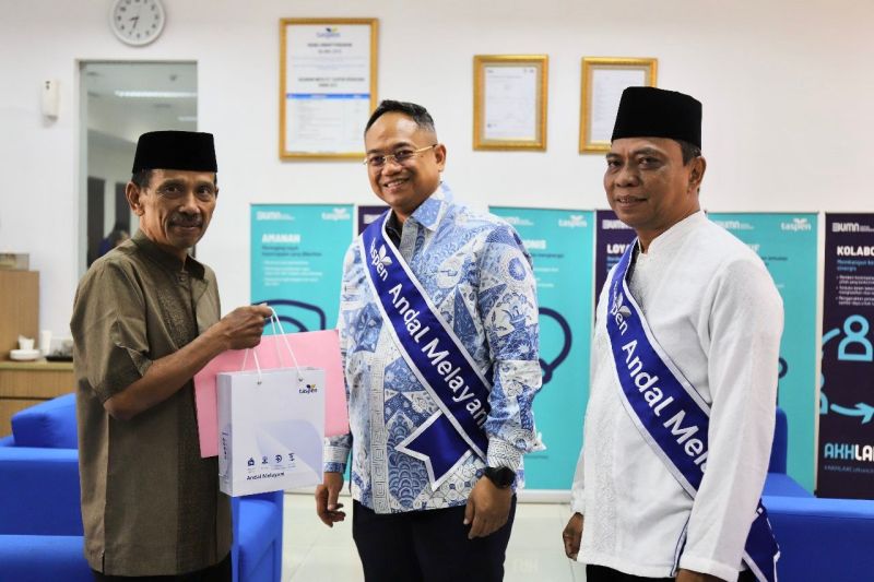 Jajaran Direksi PT Taspen melakukan peninjauan langsung terhadap layanan di lima kantor cabang dalam rangka Hari Pelanggan Nasional 2024, yaitu Kantor Cabang Jakarta, Tangerang, Bekasi, dan Depok. (Taspen)