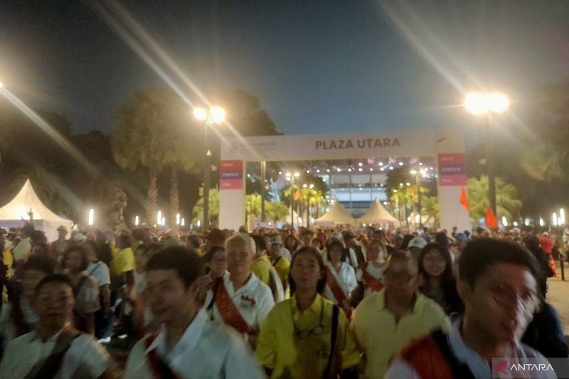 Ribuan umat keluar melalui gerbang Plaza Utara setelah mengikuti misa akbar Paus Fransiskus di Stadion Gelora Bung Karno, Jakarta Pusat, Kamis (5/9/2024) malam. ANTARA/Risky Syukur