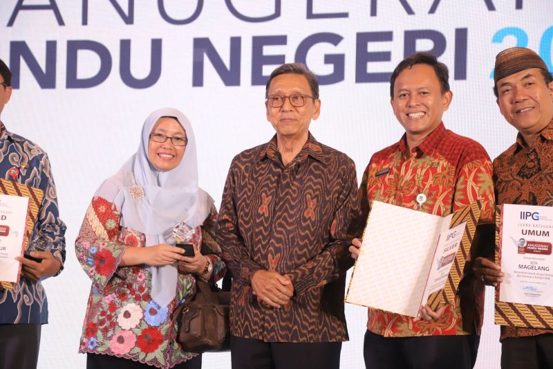 Mantan Wakil Presiden RI Boediono (kedua dari krii) berfoto bersama dengan Asda II Kota Tangerang Ruta Ireng Wicaksono (kedua dari kanan) dan Kepala Diskominfo Kota Tangerang Indri Astuti (kiri) usai memberikan penghargaan anugerah pandu negeri tahun 2024 di Jakarta. (ANTARA/HO-Pemkot Tangerang)