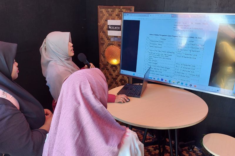 Pelamar saat melihat informasi pendaftaran CPNS dari layar monitor secara daring di BKD Trenggalek (ANTARA/HO - Gogon)