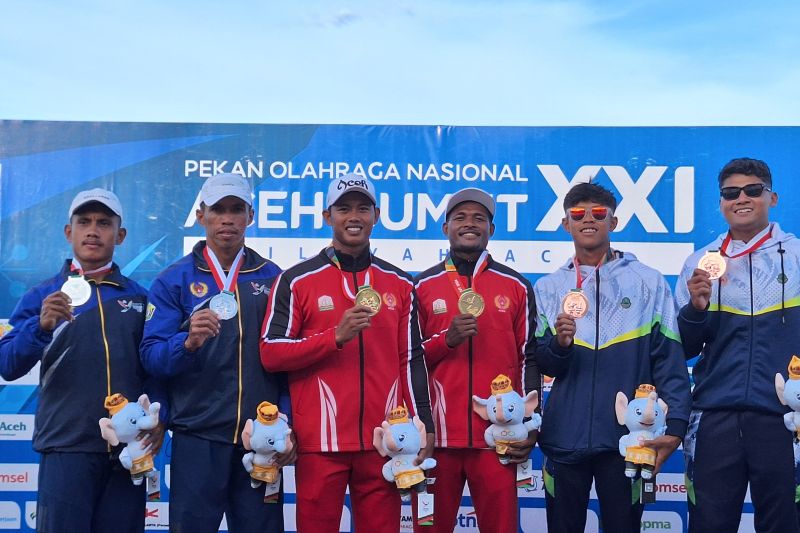 Dari kiri - pedayung Sulawesi Utara, Sofyanto/Sahrul Gunawan bersama dengan pedayung Aceh, Abdur Rahim/Evans Monim dan pedayung Jawa Barat, Ikballana Ikhsan/Rudiansyah saat di podium canoeing nomor kano double 500 meter putra PON Aceh-Sumut 2024 di Waduk Keuililing, Aceh Besar, Kamis (05/09/2024). (ANTARA/FAJAR SATRIYO)
