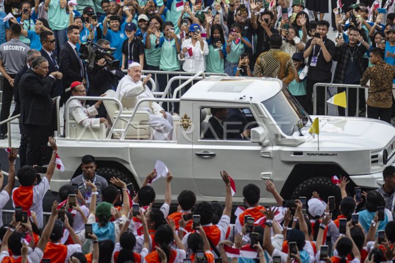 Pemimpin Takhta Suci Vatikan Paus Fransiskus melambaikan tangan saat menyapa jemaat yang menghadiri misa akbar, di Stadion Madya GBK, Senayan, Jakarta, Kamis (5/9/2024). ANTARA FOTO/Dhemas Reviyanto/rwa