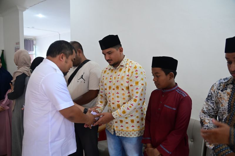 Pj Bupati Aceh Besar Muhammad Iswanto menyerahkan uang saku tambahan kepada qari qariah kafilah MTQN Provinsi Aceh yang berasal dari Kabupaten Aceh Besar.ANTARA/ HO-MC Aceh Besar