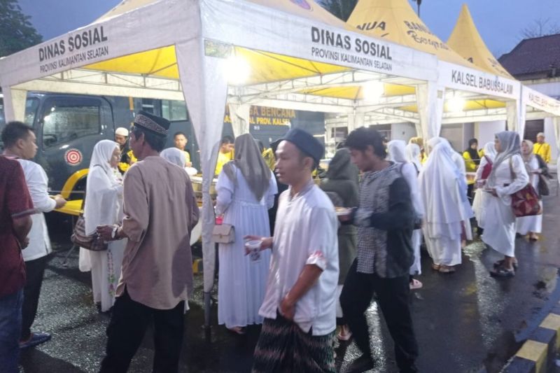 Masyarakat mendatangi stan salah satu makanan gratis yang disiapkan Dinas Sosial Provinsi Kalimantan Selatan saat pelaksanaan 40 Malam Gema Maulid di Banjarmasin, Kamis (5/9/2024). (ANTARA/HO-Dinsos Kalsel)