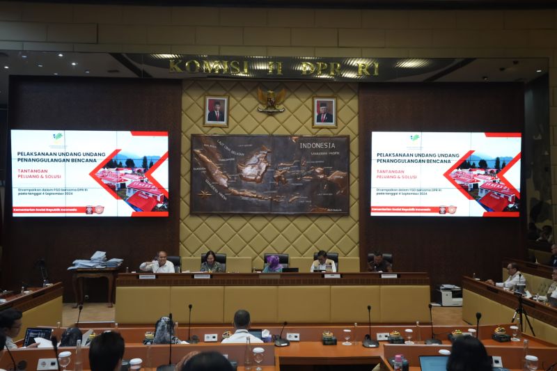 Menteri Sosial (Mensos) Tri Rismaharini di Jakarta, Kamis (5/9/2024) menerima apresiasi dari Kepala BNPB Letjen TNI AD Suharyanto berkat respon cepat dan kerja sama Kementerian Sosial dalam menangani berbagai korban bencana, khususnya pada penanganan darurat. (ANTARA/HO-Biro Humas Kemensos)