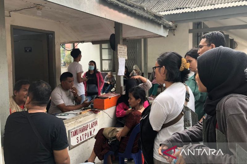 Sejumlah CASN mendatangi Kantor Pos Medan, Kamis (5/9/2024). ANTARA/Dina Purnama