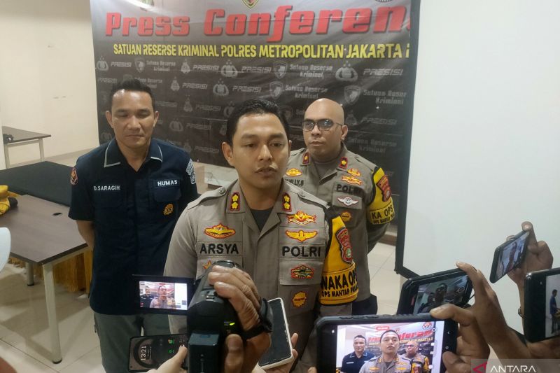 Wakapolres Metro Jakarta Barat AKBP Teuku Arsya memberikan keterangan kepada wartawan di Jakarta pada Kamis (5/9/2024). ANTARA/Risky Syukur