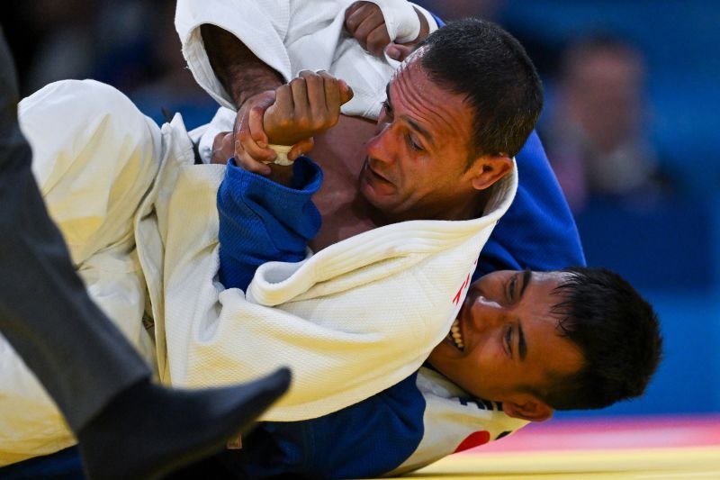 Aksi judoki Indonesia Junaedi (biru) dalam pertandingan semifinal kelas J1 60kg putra cabang olahraga Judo Tunanetra Paralimpiade Paris 2024 melawan wakil Aljazair Abdelkader Bouamer di Champs-de-Mars Arena, Saint Denis, Perancis, Kamis (05/09/2024). Junaedi harus mengakui kemenangan Bouamer, dan menyisakan pertandingan perebutan perunggu melawan Marcos Dennis Blanco dari Venezuela. ANTARA/HO/NPC INDONESIA/Agung Wahyudi