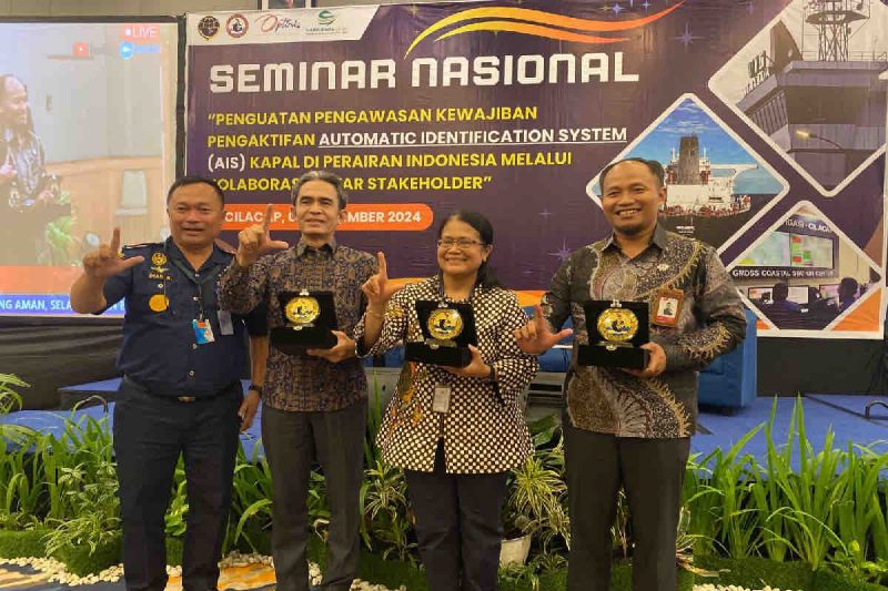 Kemenhub menggelar Seminar Nasional bertajuk "Penguatan Pengawasan Kewajiban Pengaktifan Automatic Identification System (AIS) Kapal di Perairan Indonesia Guna Terciptanya Pelayaran Yang Aman, Selamat, dan Berwawasan Lingkungan" di Cilacap, Jawa Tengah, Kamis (5/9/2024). ANTARA/HO-Humas Kemenhub