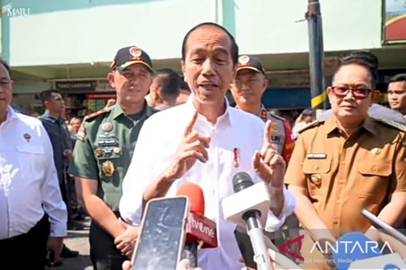 Presiden Joko Widodo memberikan keterangan pers usai mengunjungi Pasar Soponyono, Surabaya, Jawa Timur, seperti disaksikan melalui akun YouTube Sekretariat Presiden di Jakarta, Jumat (6/9/2024). ANTARA/Mentari Dwi Gayati