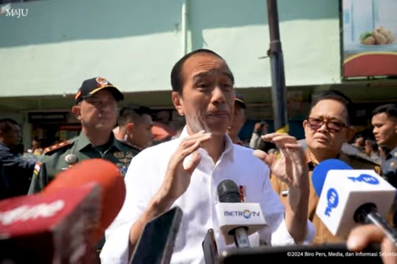 Tangkapan layar - Presiden Joko Widodo saat menyampaikan keterangan usai meninjau fluktuasi harga pangan di Pasar Soponyono, Surabaya, Provinsi Jawa Timur, Jumat (6/9/2024). ANTARA/Andi Firdaus-Setpres
