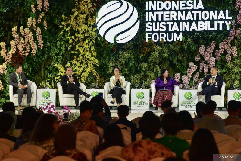 Director of the General Environmental Management Division at Beijing Municipal Ecology and Environment Bureau Liang Wenyue (tengah) bersama Director Global Energy Transition Bloomberg Philanthropies Rui Luo (kanan), Director of the Climate Change division at UNEP Deschen Tsering (kedua kanan), Deputi bidang koordinasi infrastruktur dan transportasi Kementerian Koordinator Bidang Maritim dan Investasi (Kemenko Marves) Rachmat Kaimuddin (kedua kiri), Director Air Quality at C40 Iyad Kheirbek (kiri