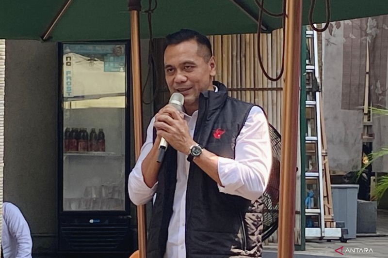 Juru Bicara (Jubir) Tim Pemenangan Cagub-Cawagub Jakarta Pramono Anung dan Rano Karno, Chico Hakim dalam acara relawan pemenangan di Warung Garasi Si Doel, Jakarta, Jumat (6/9/2024). ANTARA/Luthfia Miranda Putri