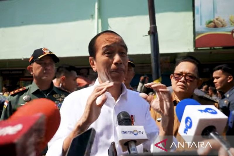 Tangkapan layar - Presiden Joko Widodo saat menyampaikan keterangan usai meninjau fluktuasi harga pangan di Pasar Soponyono, Surabaya, Provinsi Jawa Timur, Jumat (6/9/2024). ANTARA/Andi Firdaus/am.