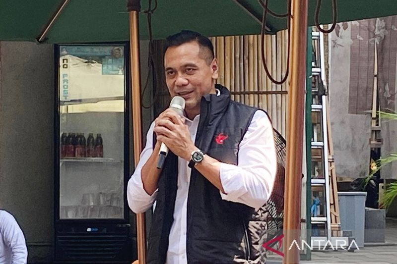 Juru Bicara (Jubir) Tim Pemenangan Cagub-Cawagub Jakarta Pramono Anung dan Rano Karno, Chico Hakim dalam acara relawan pemenangan di Warung Garasi Si Doel, Jakarta, Jumat (6/9/2024). ANTARA/Luthfia Miranda Putri/am.