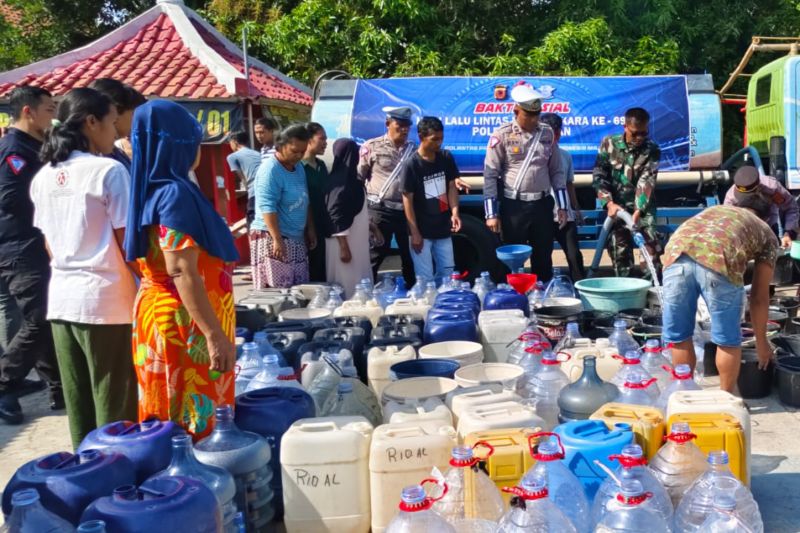 Sejumlah warga saat mengantre untuk mendapatkan air bersih yang disalurkan oleh Polres Kuningan di Kuningan, Jawa Barat, Jumat (6/9/2024). (ANTARA/HO-Polres Kuningan)