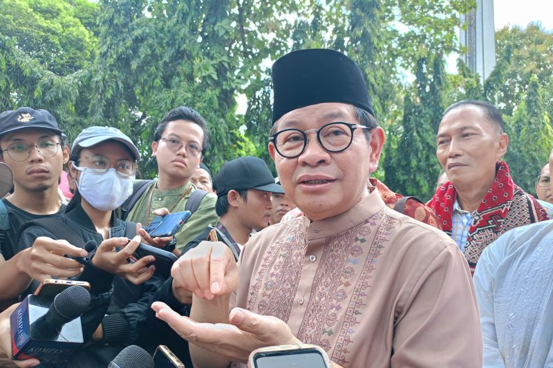 Bakal Calon Gubernur DKI Jakarta Pramono Anung di Masjid Sunda Kelapa, Menteng, Jakarta Pusat, Jumat (6/9/2024). (ANTARA/Siti Nurhaliza)
