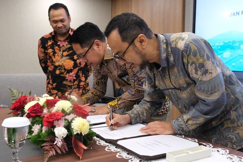 PT Pertamina International Shipping (PIS) menandatangani kontrak kerja sama dengan PT Pertamina Gas Negara Tbk (PGN) untuk pengangkutan liquified natural gas (LNG) di Jakarta, Rabu (28/8/2024). ANTARA/HO-PIS