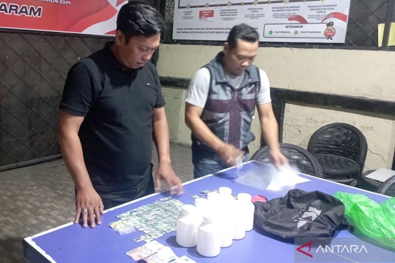 Petugas kepolisian menunjukkan barang bukti kasus IRT paruh baya edarkan Tramadol dan Trihex dalam konferensi pers di Mataram, Jumat (6/9/2024). (ANTARA/HO-Polresta Mataram)