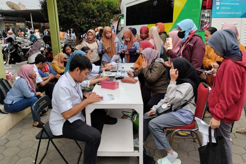 Ilustrasi - Petugas BPJS Ketenagakerjaan Cabang Purwokerto melayani pekerja pabrik yang membutuhkan informasi terkait dengan program jaminan sosial ketenagakerjaan. (ANTARA/HO-BPJAMSOSTEK Purwokerto)