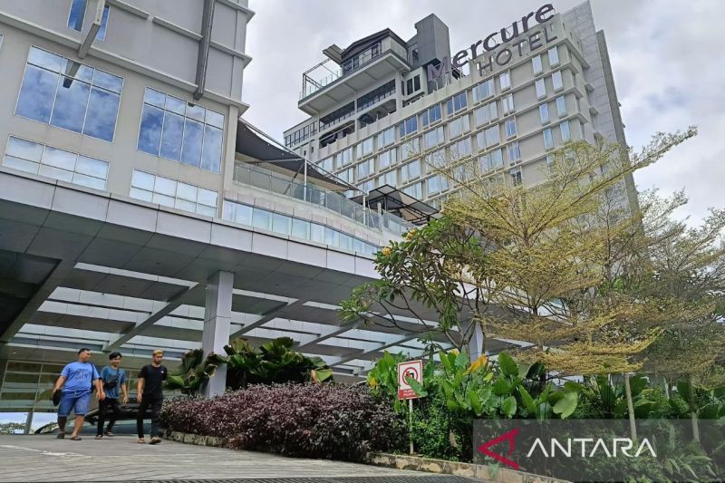 Tampak depan Hotel Mercure Samarinda, yang akan melayani akomodasi Presiden Joko Widodo beserta rombongan untuk MTQ Nasional XXX. (ANTARA/Ahmad Rifandi)