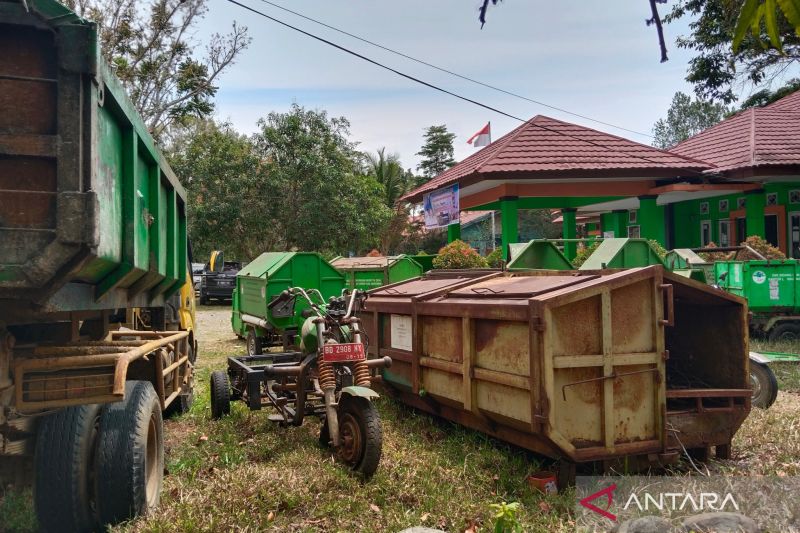 Kondisi kontainer rusak di depan Kantor Dinas Lingkungan Hidup Kabupaten Mukomuko, Jumat (6/9/2024). (ANTARA/Ferri)