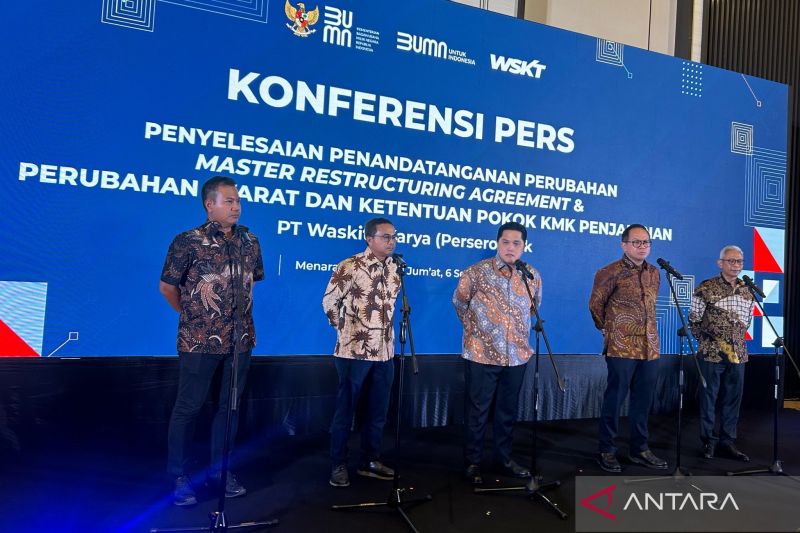 Menteri Badan Usaha Milik Negara (BUMN) Erick Thohir saat menghadiri Master Restructuring Agreement (MRA) antara Waskita Karya dengan 21 perbankan Himbara dan swasta di Menara Danareksa, Jakarta, Jumat (6/9/2024). (ANTARA/Maria Cicilia Galuh)