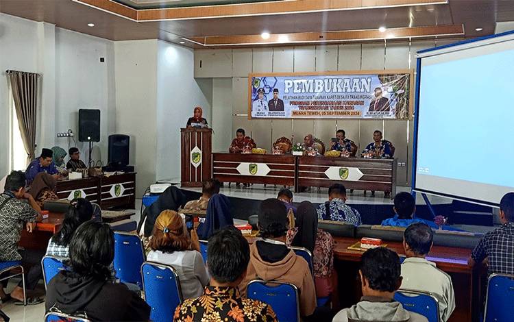 Kepala Bidang Transmigrasi, Hj Herni Susanti saat menyampaikan laporan kegiatan pelatihan budidaya tanaman karet program perencanaan kawasan transmigrasi tahun 2024, di aula Kecamatan Teweh Tengah.(foto: Dhani)