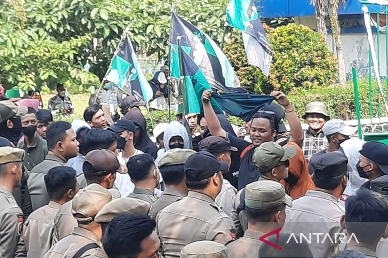 Sejumlah mahasiswa dan warga menggelar aksi unjuk rasa di gerbang kompleks pemerintah daerah di Cibinong, Kabupaten Bogor, Jawa Barat, Jumat (6/9/2024). ANTARA/M Fikri Setiawan