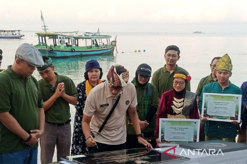 Menteri Pariwisata dan Ekonomi Kreatif, Sandiaga Salahuddin Uno mengunjungi Desa Wisata Keciput, Kecamatan Sijuk, Kabupaten Belitung, sebagai penerima penghargaan nominasi 50 besar ADWI 2024, Jumat (6/9) (ANTARA/Kasmono/Apriliansyah)