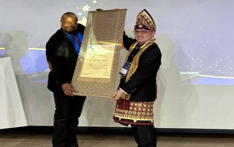 UNESCO-Jikji Memory of the World Prize 2024 diserahkan oleh Walikota Cheongju kepada Plt Kepala Perpustakaan Nasional Republik Indonesia atau Perpusnas RI, E Aminudin Aziz pada Rabu, 4 September 2024.(FOTO: Dokumentasi Aminudin untuk Borneonews)