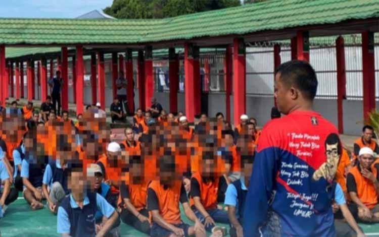 Kepala KPR Rutan Kapuas saat berikan wejangan kepada para WBP, Jumat, 6 September 2024. (FOTO: IST)