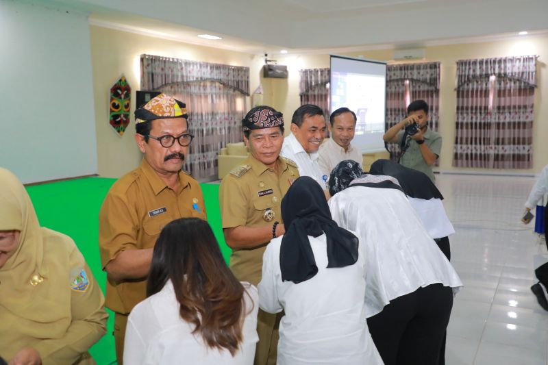 Kaltara Zainal Arifin Paliwang saat memberikan mahasiswa program beasiswa Yayasan Universitas Patria Artha (UPA) Makassar. ANTARA/HO-DKISP Kaltara.