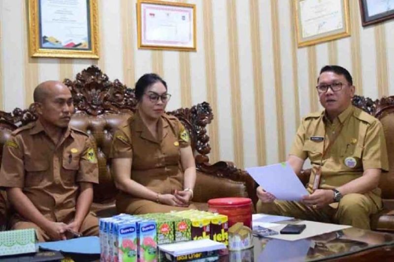 Sekda Kabupaten Gumas Richard (kanan) bersama Plt Kepala BKPSDM Kristening dan Kabid Pengadaan, Mutasi dan Promosi Tomi Lili Pali berdiskusi membahas CPNS 2024 di Kuala Kurun. ANTARA/HO-PWI Gumas.