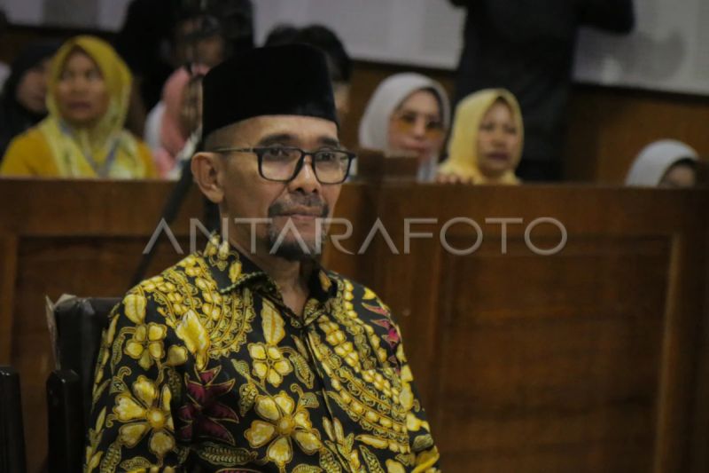 Arsip foto-Terdakwa korupsi pengadaan barang dan jasa di lingkup Pemerintah Kota Bima, Muhammad Lutfi menjalani sidang putusan di Pengadilan Tipikor, Pengadilan Negeri Mataram, NTB, Senin (3/6/2024). (ANTARA FOTO/Dhimas Budi Pratama/Spt)