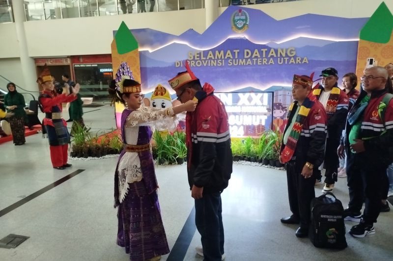 Ketua PBSI Kalteng Sugiyanto menerima penyambutan dengan cara dikalungi selendang khas Sumatera Utara saat tiba di bandara Kualanamu, Kota Medan, Jumat (6/9/2024). ANTARA/Dokumentasi Pribadi