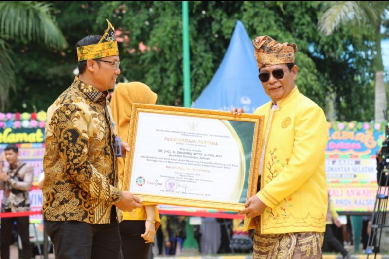 Pejabat Kementerian Desa, Pembangunan Daerah Tertinggal dan Transmigrasi (PDTT) saat menyerahkan penghargaan kepada Gubernur Kalimantan Selatan Sahbirin Noor (kanan) di Jakarta, beberapa waktu lalu. ANTARA/HO-Pemprov Kalsel.