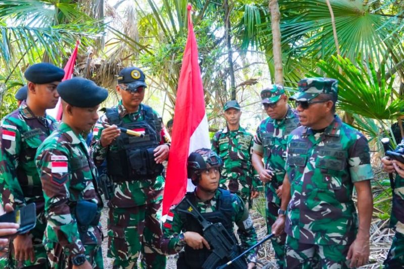 Komandan Korem 161/Wirasakti Brigjen TNI Joao Xavier Barreto Nunes memberikan arahan kepada personel Satgas Pamtas RI-RDTL saat mengecek patok batas negara. ANTARA/Ho-Penrem 161/Wirasakti.