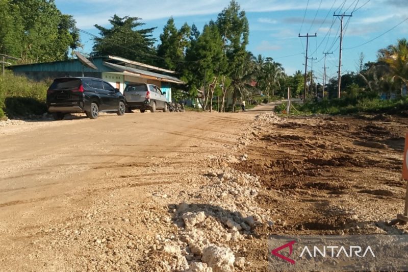 Ruas jalan Sorindiweri-Duber Kabupaten Supiori sedang dalam pengerjaan. ANTARA/Muhsidin