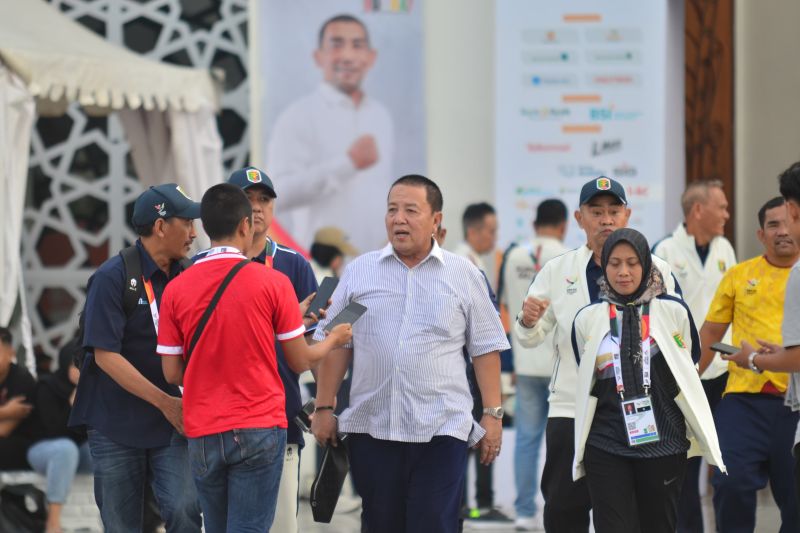 Ketua Umum KONI Lampung Arinal Djunaidi (tengah) mengunjungi GOR Bale Meuseraya untuk memberikan semangat atlet PON Lampung, Jumat (6/8/2024) (ANTARA/Agus Wira Sukarta)